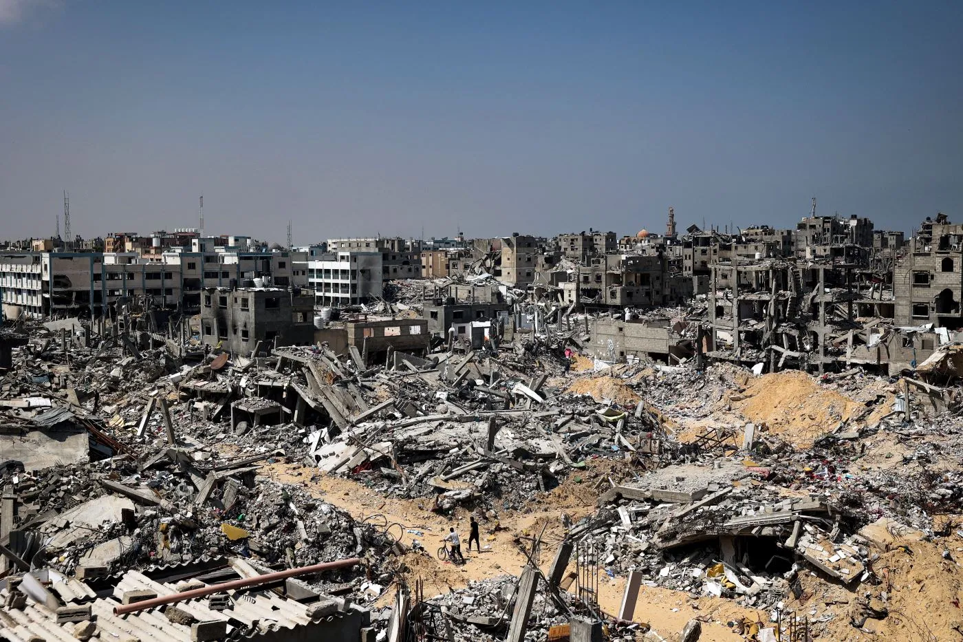 Sekitar 90 persen dari sekitar 4.000 bangunan yang terletak di sepanjang perbatasan timur Gaza dengan Israel telah hancur atau rusak, menurut analisis awal citra satelit dari Pusat Satelit PBB (UNOSAT) yang dirilis pada hari Senin. (AFP)