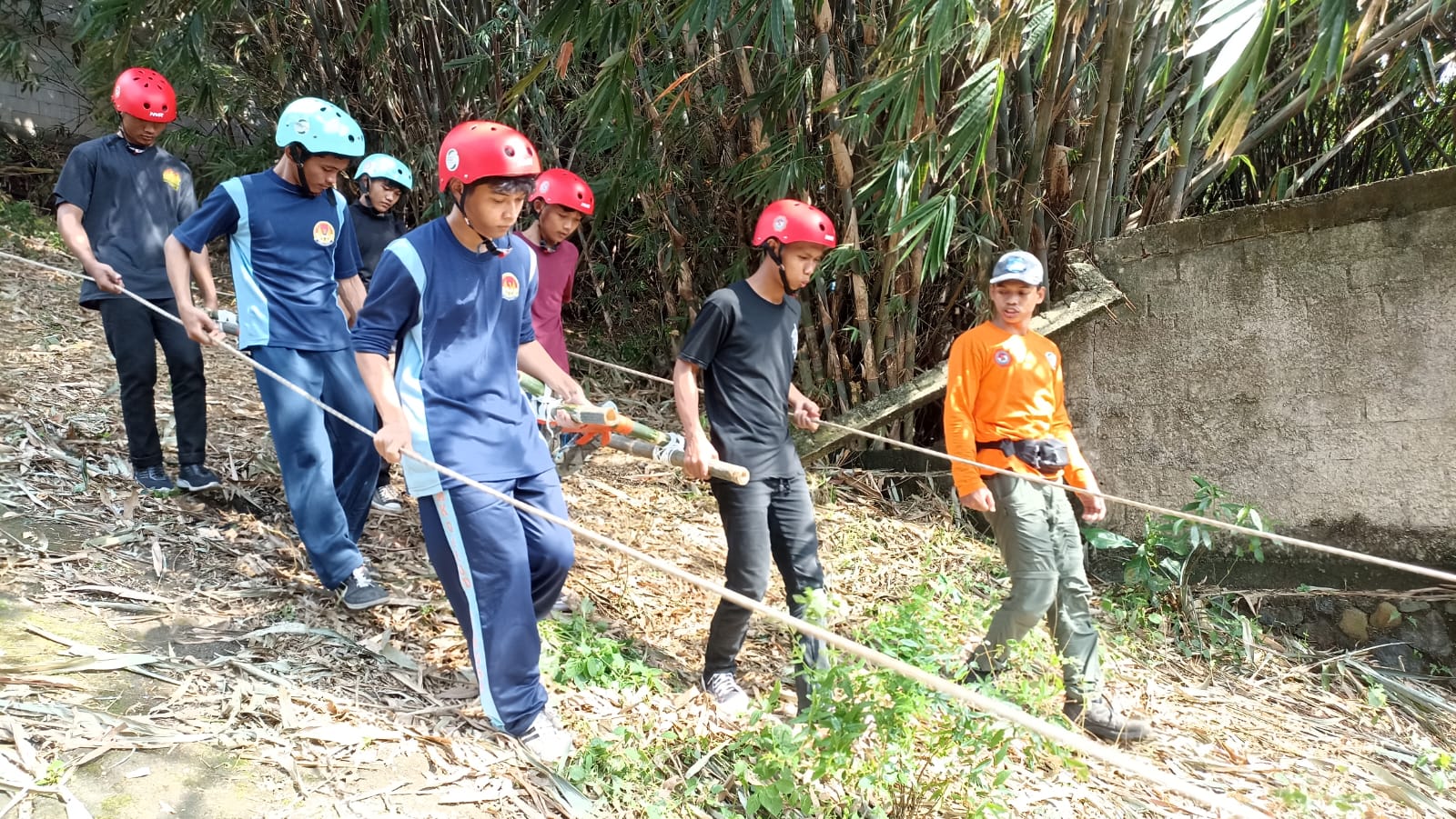 Peserta melakukan simulasi evakuasi korban bencana / Sabili.id