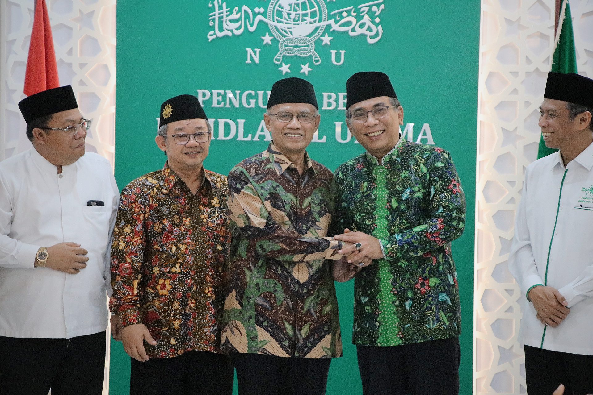 Sekjen dan Ketua PP Muhammadiyah bersalaman simbolis kerjasama / sabili.id