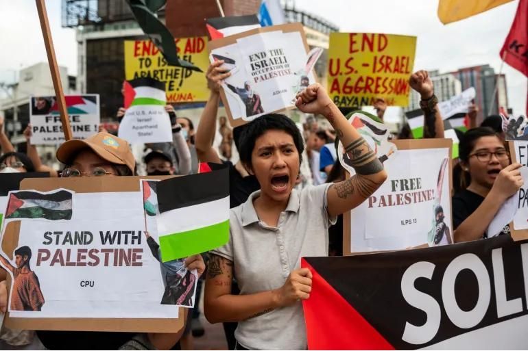 Demonstrasi untuk mendukung rakyat Palestina di Kota Quezon, Filipina (11/10/2023) / Lisa Marie David (Reuters)