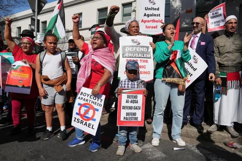 Anggota partai oposisi Pejuang Kebebasan Ekonomi (EFF) Afrika Selatan bergabung dalam Kampanye Solidaritas untuk Palestina di depan kantor konsuler Israel di Cape Town, Afrika Selatan (11/10/2023) / Nic Bothma (Reuters)