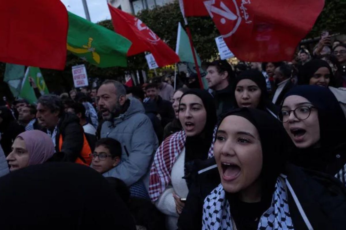Demonstran berunjuk rasa “'Stand with Palestine” di Dublin, Irlandia (11/10/2023) / Clodagh Kilcoyne (Reuters)