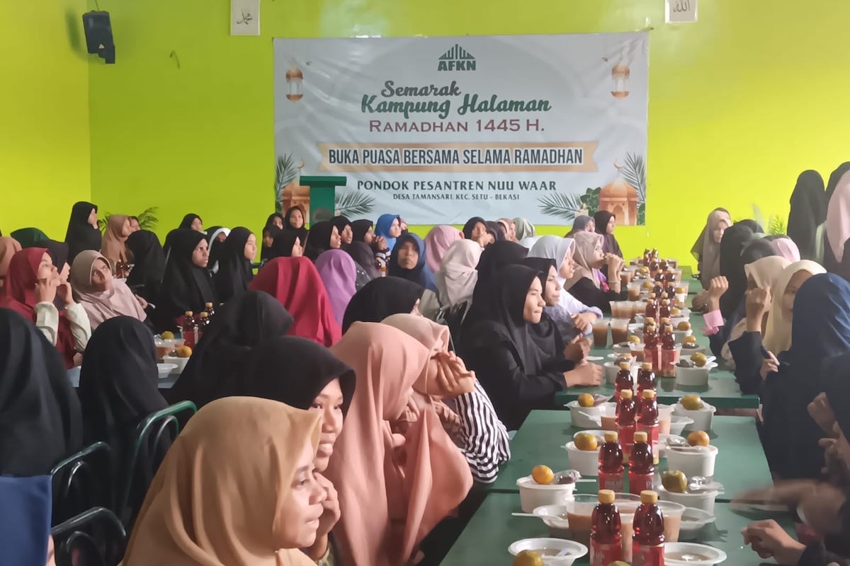 Acara buka puasa bersama Pondok Pesantren Nuu Waar di Setu, Kabupaten Bekasi