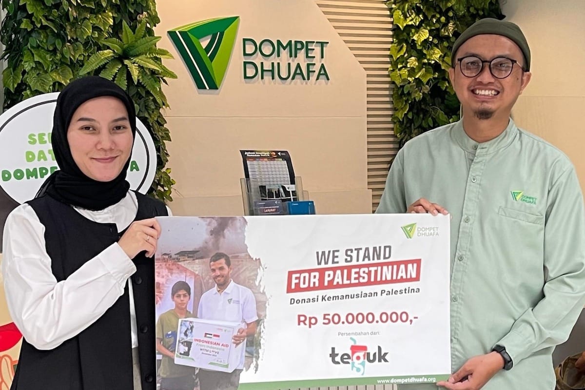 Penyerahan donasi tahap 2 TEGUK kepada Dompet Dhuafa di Kantor Pusat Dompet Dhuafa oleh Marketing Manager TEGUK, Yade Hanifa.