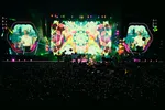 Di Balik Konser Coldplay