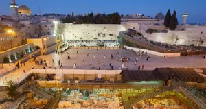 Penodaan Terhadap Al-Aqsa: Pemukim Zionis Telanjang di Halaman Tembok Al-Buraq