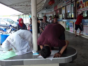 Tidak Ingin Ketinggalan Bus, Bolehkah Menjama’ Sholat?