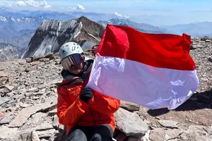 Pendaki Perempuan Remaja Indonesia Sukses Kibarkan Bendera Merah Putih di Puncak Aconcagua