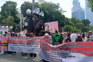 Tolak Pilpres Curang: Sorak Sorai Massa Aksi Geruduk Kantor KPU RI