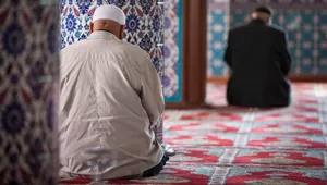 Bolehkah Shalat di Masjid yang Dibangun Orang Non Muslim yang Hartanya Tercampur Haram?
