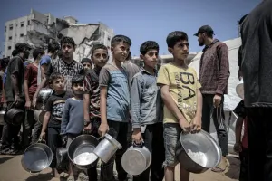 Tak Hanya Blokade Gaza, Penjajah Bunuh Puluhan Rakyat Sipil yang Kelaparan
