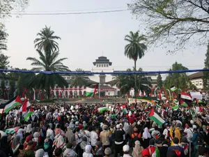 Aksi Teatrikal Gaza Gegerkan Bandung Saat Ribuan Warga Padati Gedung Sate