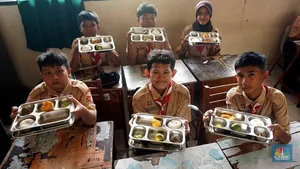MBG, dari Keracunan hingga Nampan yang Ditengarai Gunakan Minyak Babi