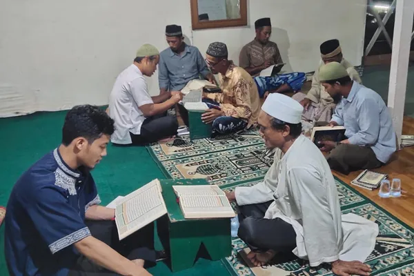 Cerita Dakwah Marginal (Bagian 1): "Tarawih Perdana di Atas Puing"