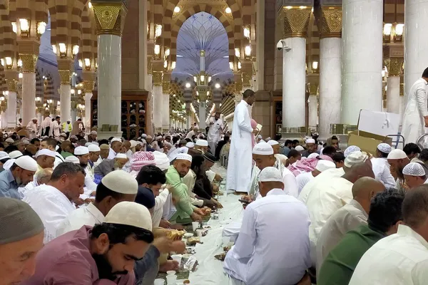 Uniknya Berbuka Puasa di Masjid Nabawi