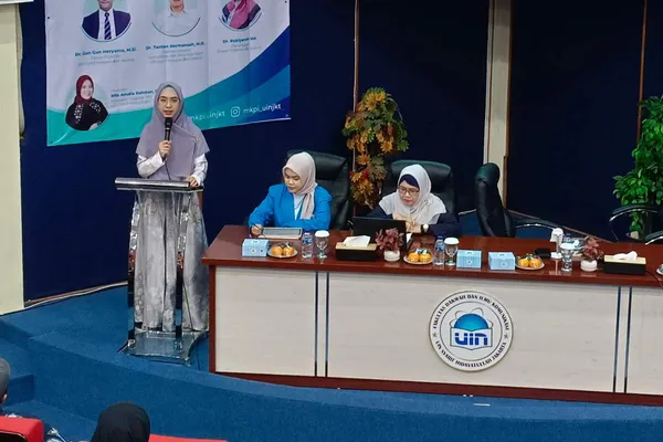 Ustadzah Oki Ungkap Dakwah Selebritis dalam Harmoni Komunikasi Islam di Ruang Publik