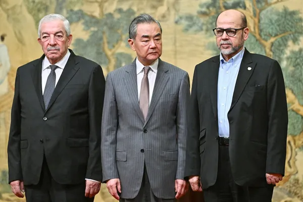 Cina Damaikan HAMAS dan FATAH, Mengapa Bukan Negara Muslim?