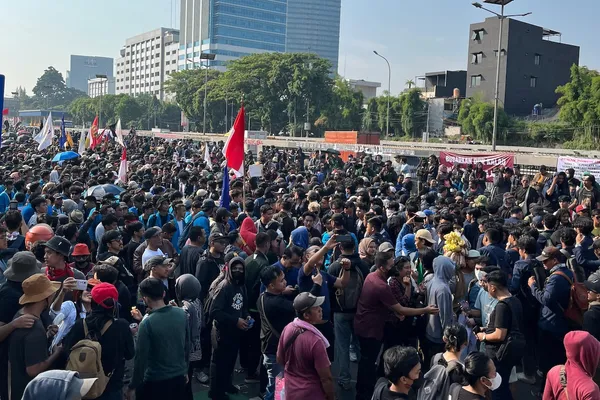 IPW Kecam Kekerasan Aparat dalam Menangkap Pendemo di Depan Gedung DPR Kemarin