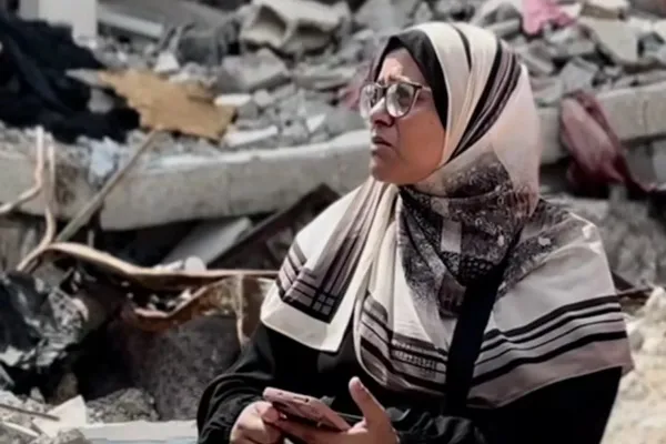 Peluh Seorang Ibu Palestina Temukan Jasad Anaknya