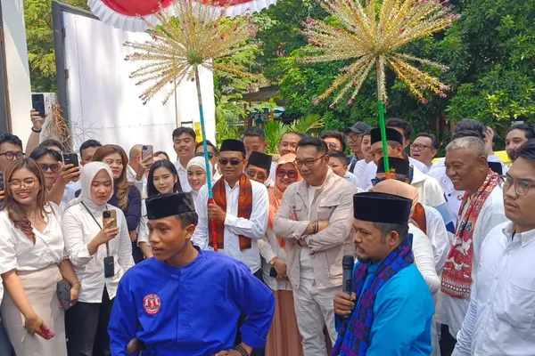 Di Markas TKN Fanta, Ridwan Kamil Disambut Palang Pintu Khas Betawi