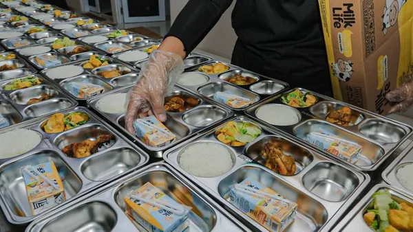 “Anakku, Makan Siang Gratismu itu Mahal Banget...”