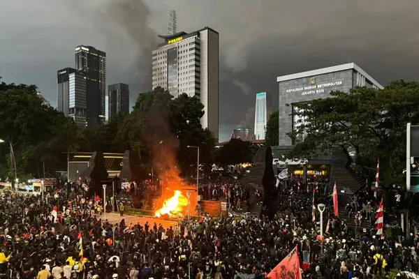 Pejabat Khianat, Aparat dan Rakyat Sekarat